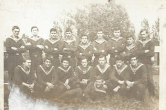 Clasa-a-XII-a-F-poza-de-grup-in-curtea-Institutului-de-Marina-toamna-1976