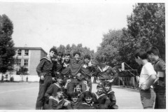 O-parte-a-alevilor-clasei-a-XII-a-H-in-asteptarea-examenului-de-bacalaureat.-In-partea-dreapta-doi-candidati-la-admitere-iunie-1986